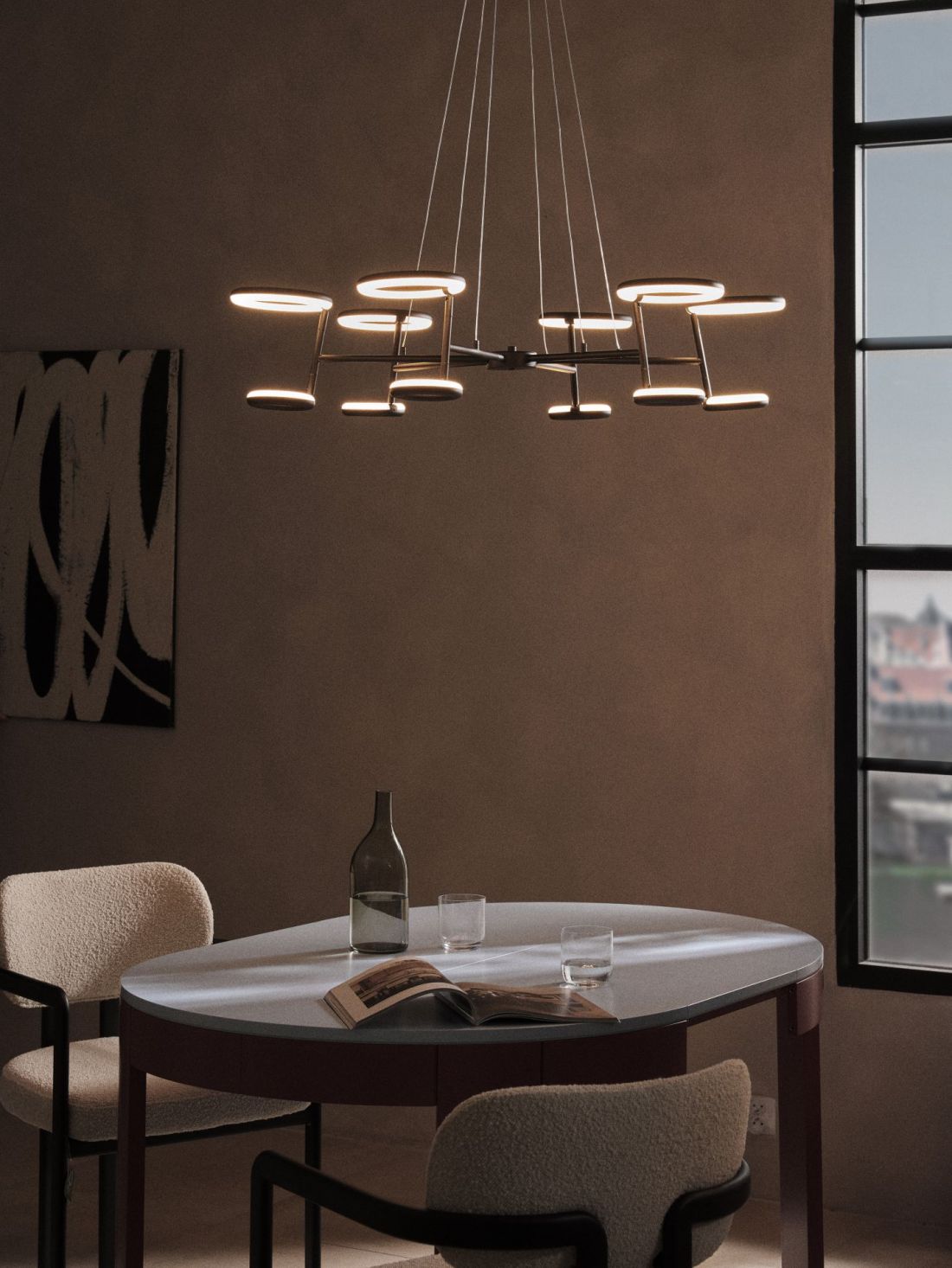 Lampa jako punkt skupienia uwagi w minimalistycznym wnętrzu 