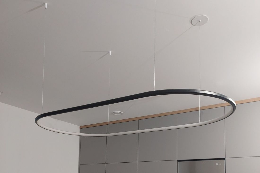 Led Ellipse No.1 – minimalizm i proporcje w kuchni z wyspą