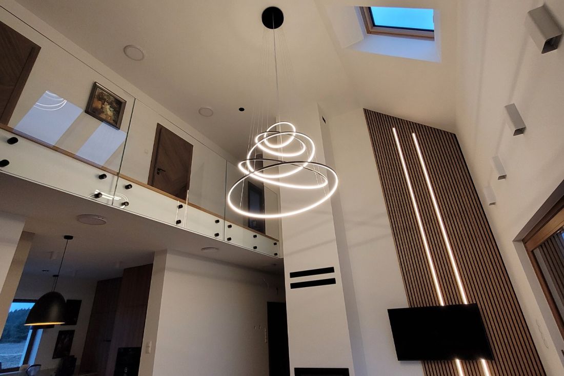 Lampa Led Orbit No.5 w nowoczesnym salonie z antresolą