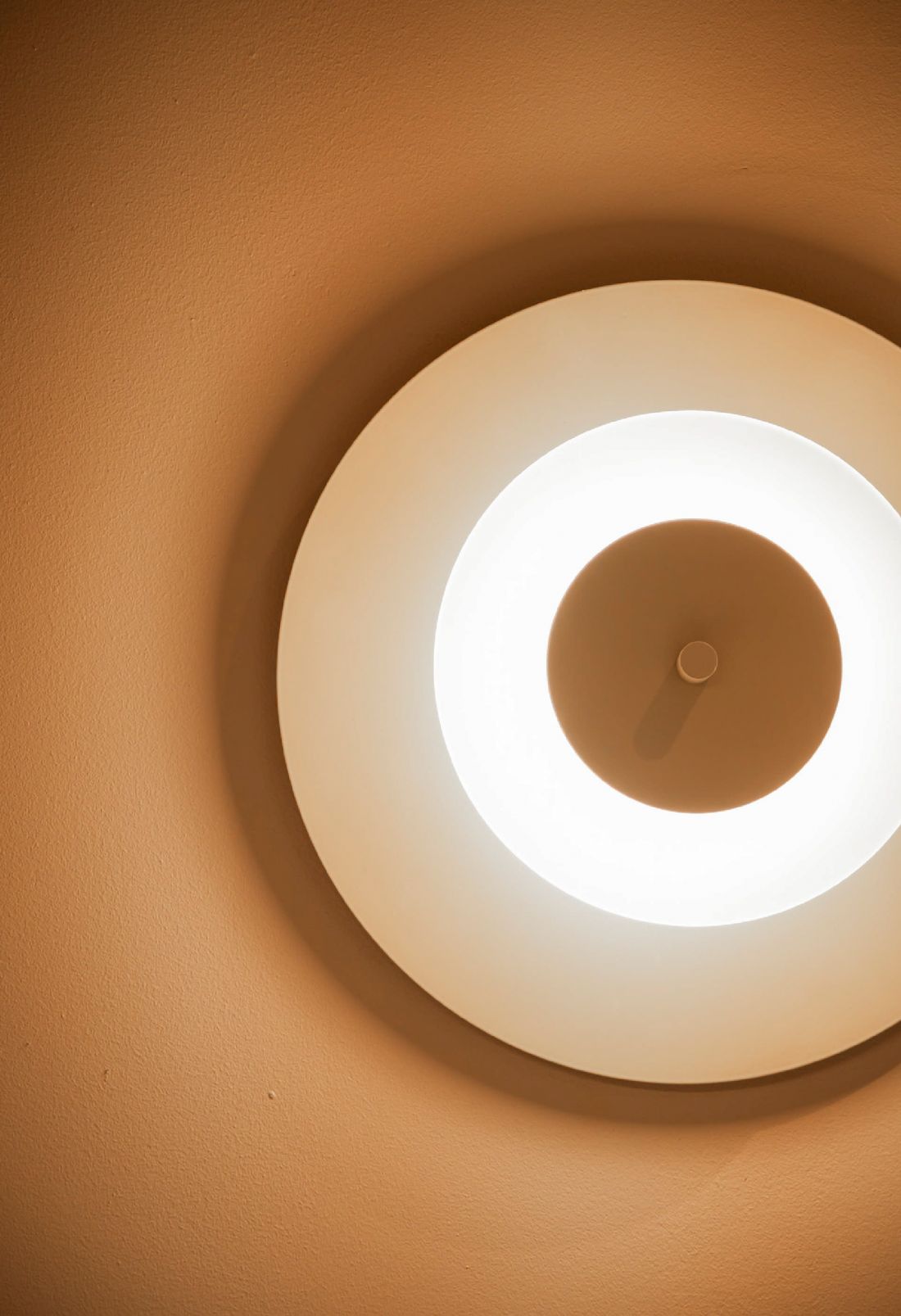 wnętrze zdobią okrągłe lampy projektu Cezarego Zadrożnego