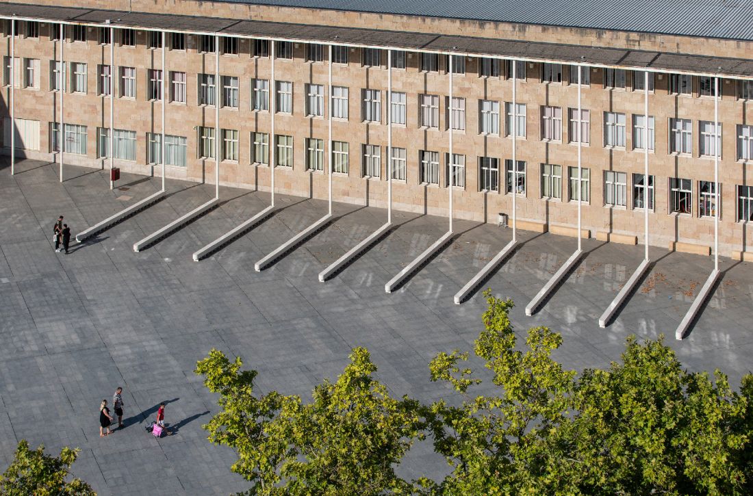 ławki dla placu ratuszowego w Logroño, w Hiszpanii