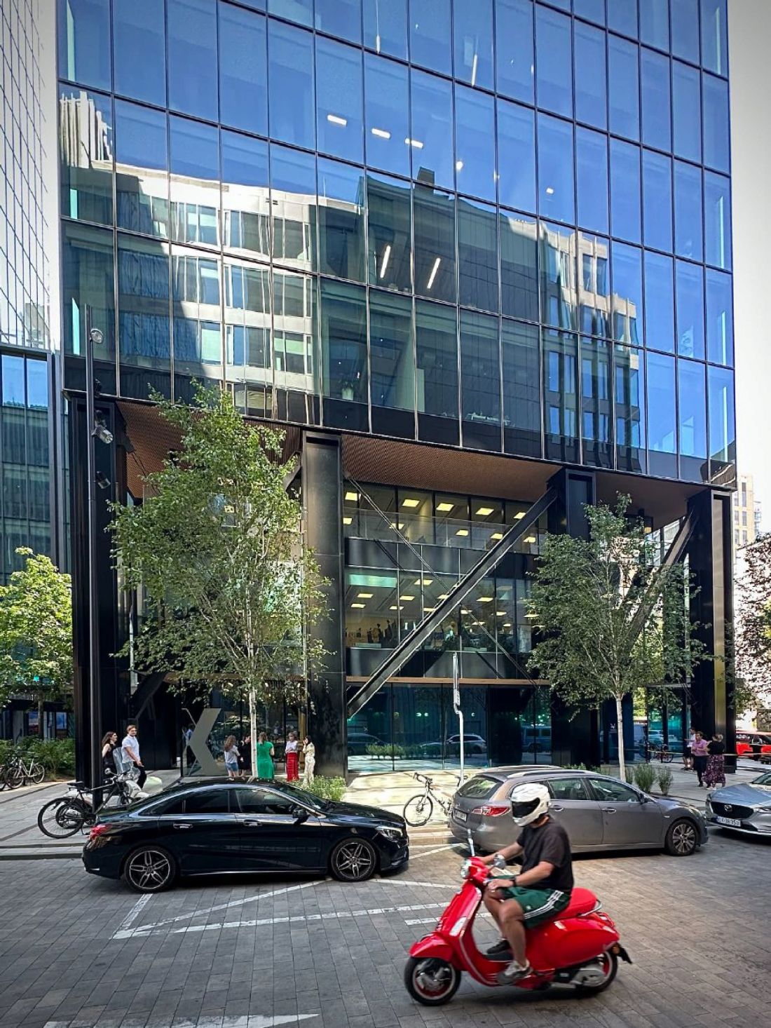 architekci skupili się na doświadczeniu parteru, przestrzeni pierwszego spotkania użytkownika z budynkiem