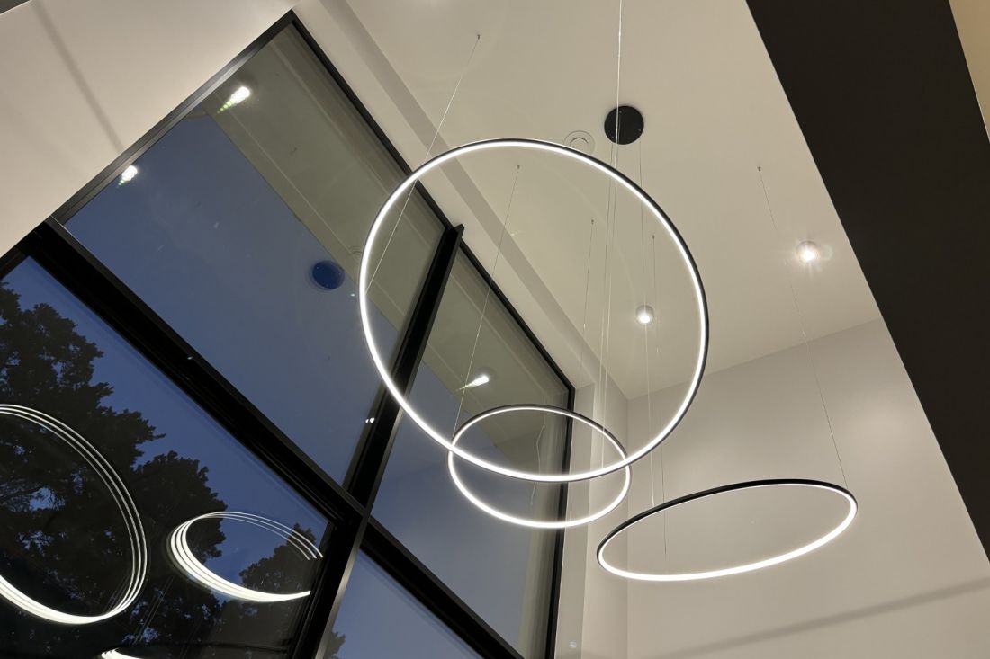  Lampa LED Orbit No.3 z trzema świecącymi obręczami – eleganckie oświetlenie do salonu z wysokim sufitem i przeszkleniem, od LEDesign