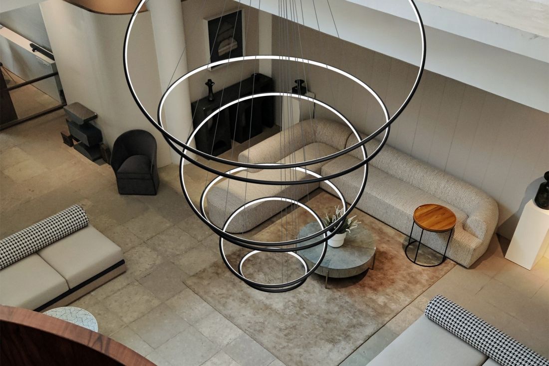  Lampa LED Orbit No.5 w wersji czarnej – imponujące oświetlenie przestronnego salonu z antresolą, od LEDesign