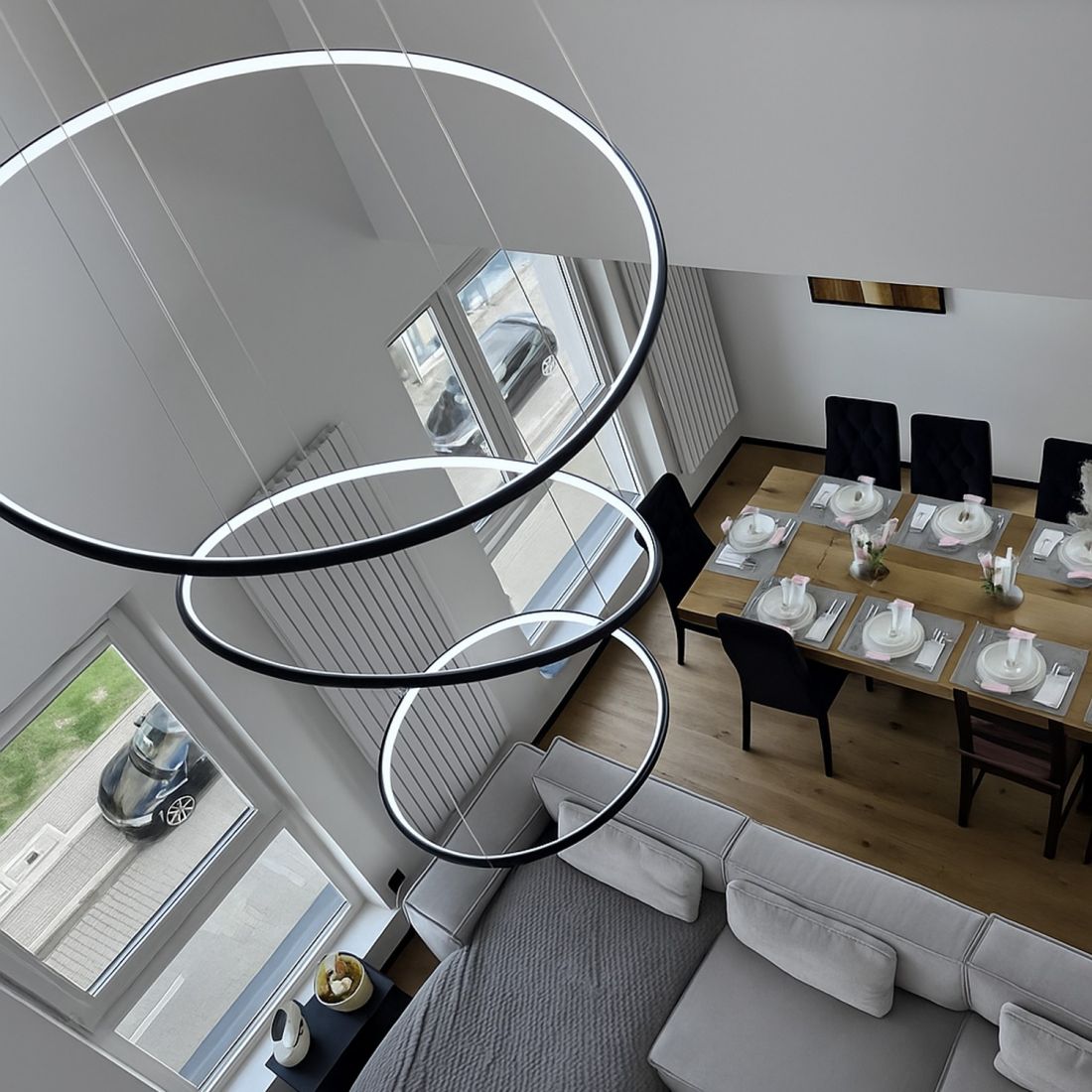  Lampa LED Orbit No.3 z trzema obręczami – nowoczesne oświetlenie antresoli nad strefą dzienną i jadalnią, od LEDesign