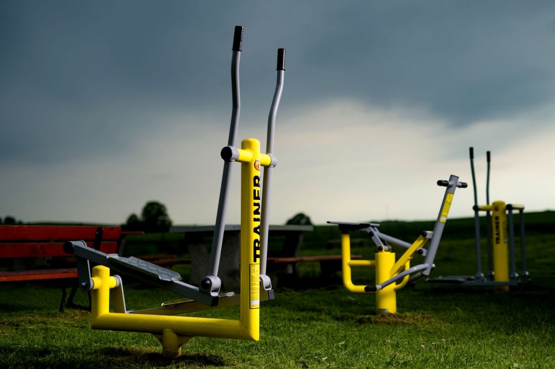 Siłownie zewnętrzne i sprzęt do street workoutu Trainer