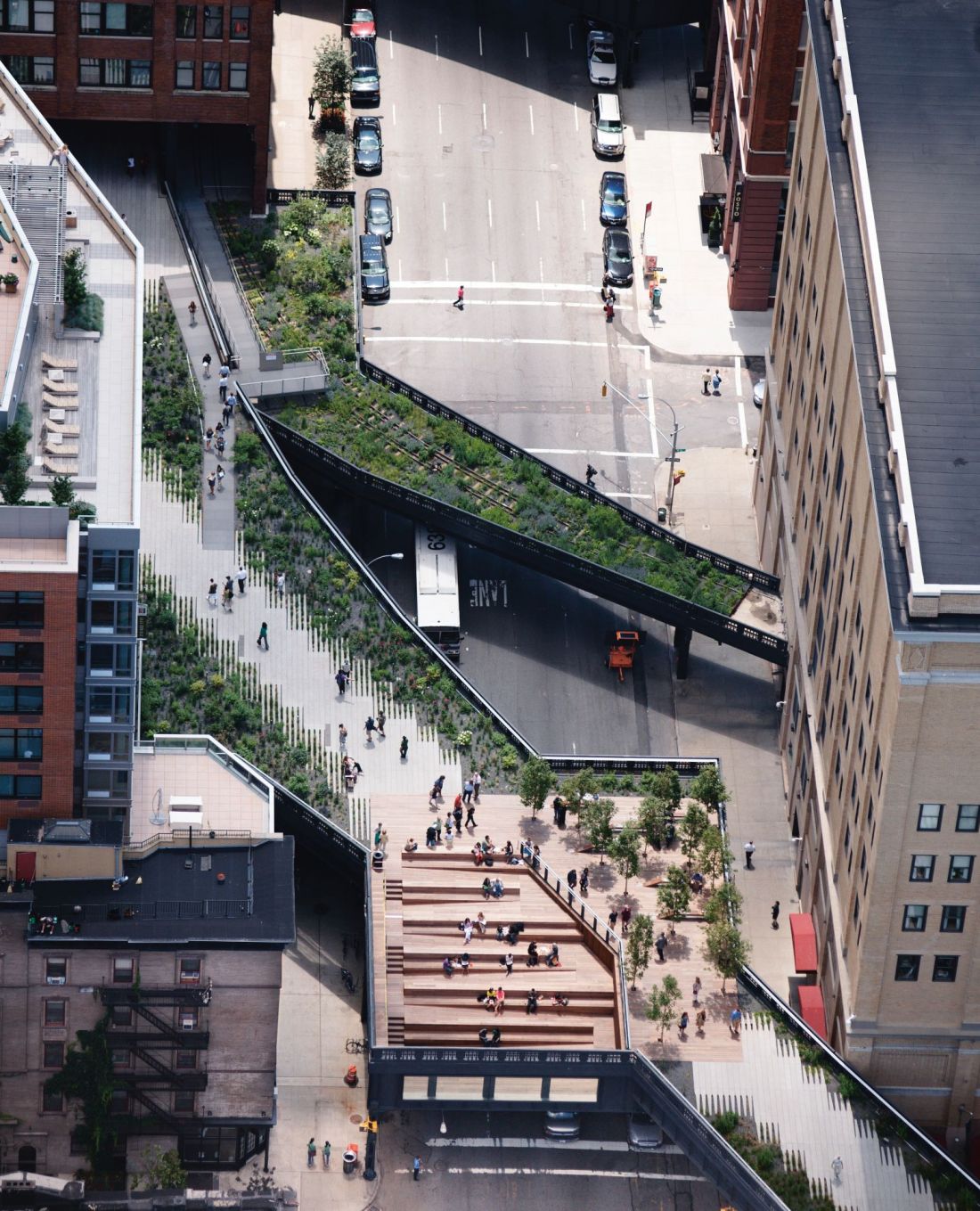 High Line w Nowym Yorku to park miejski powstały na nieczynnej estakadzie kolejowej biegnącej przez zachodni Manhattan