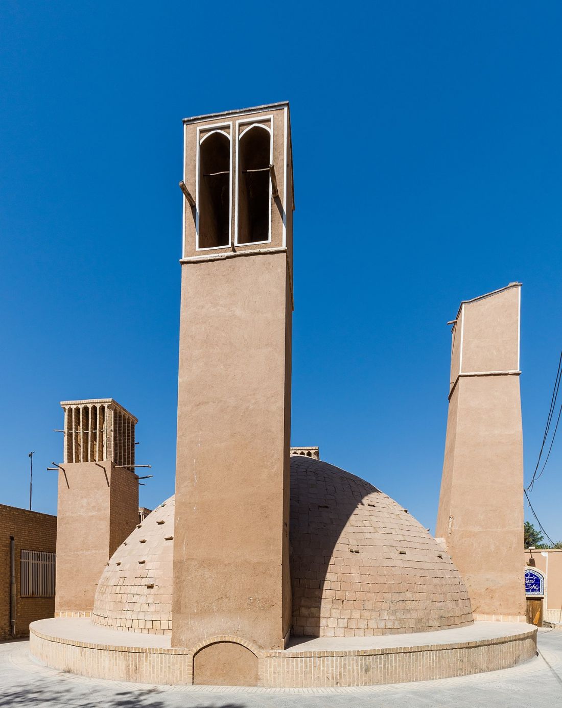 Ab anbar z bādgīrami w Yazd - tradycyjny system chłodzenia