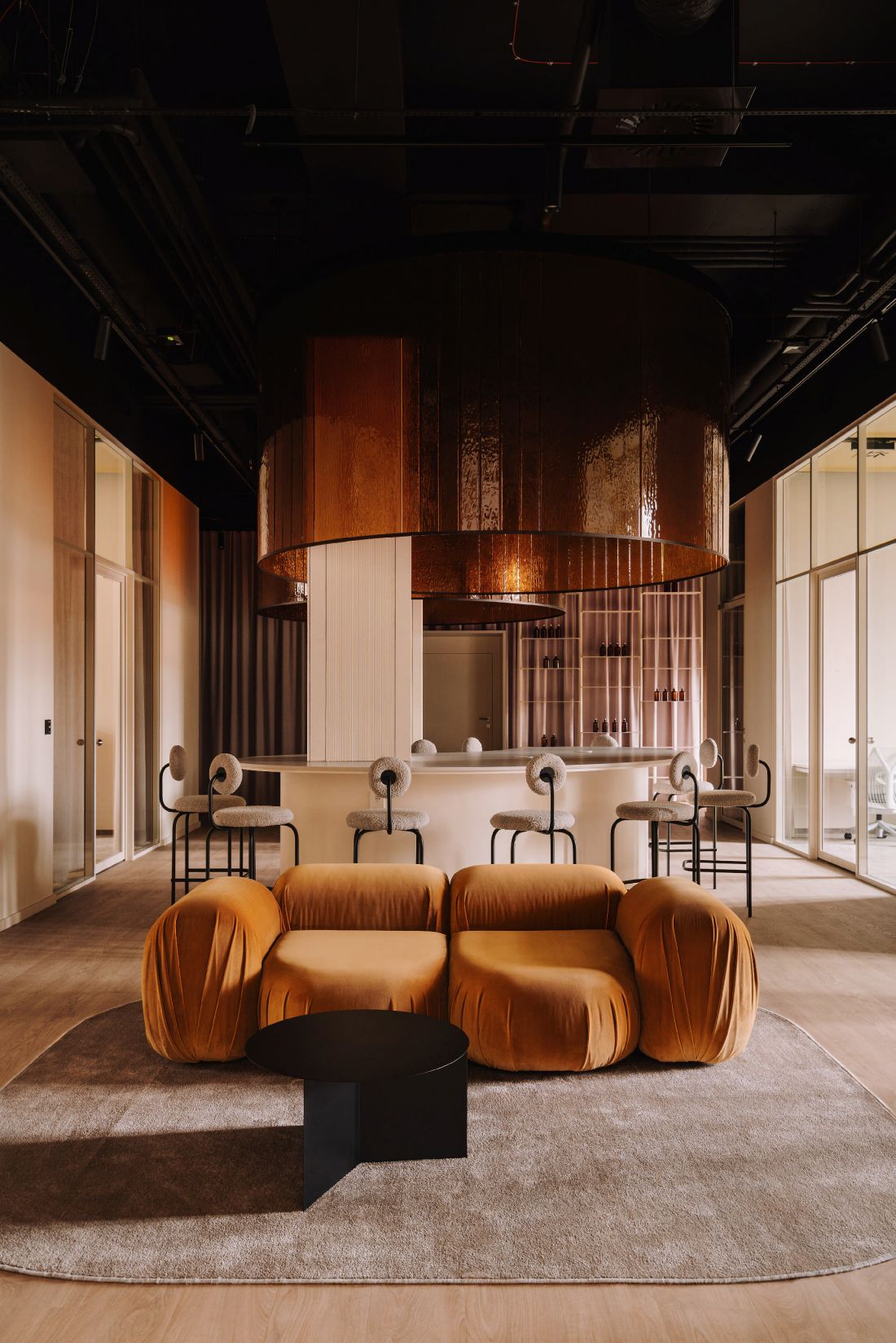 na wejściu do co-worku architekci umieścili designerską sofę