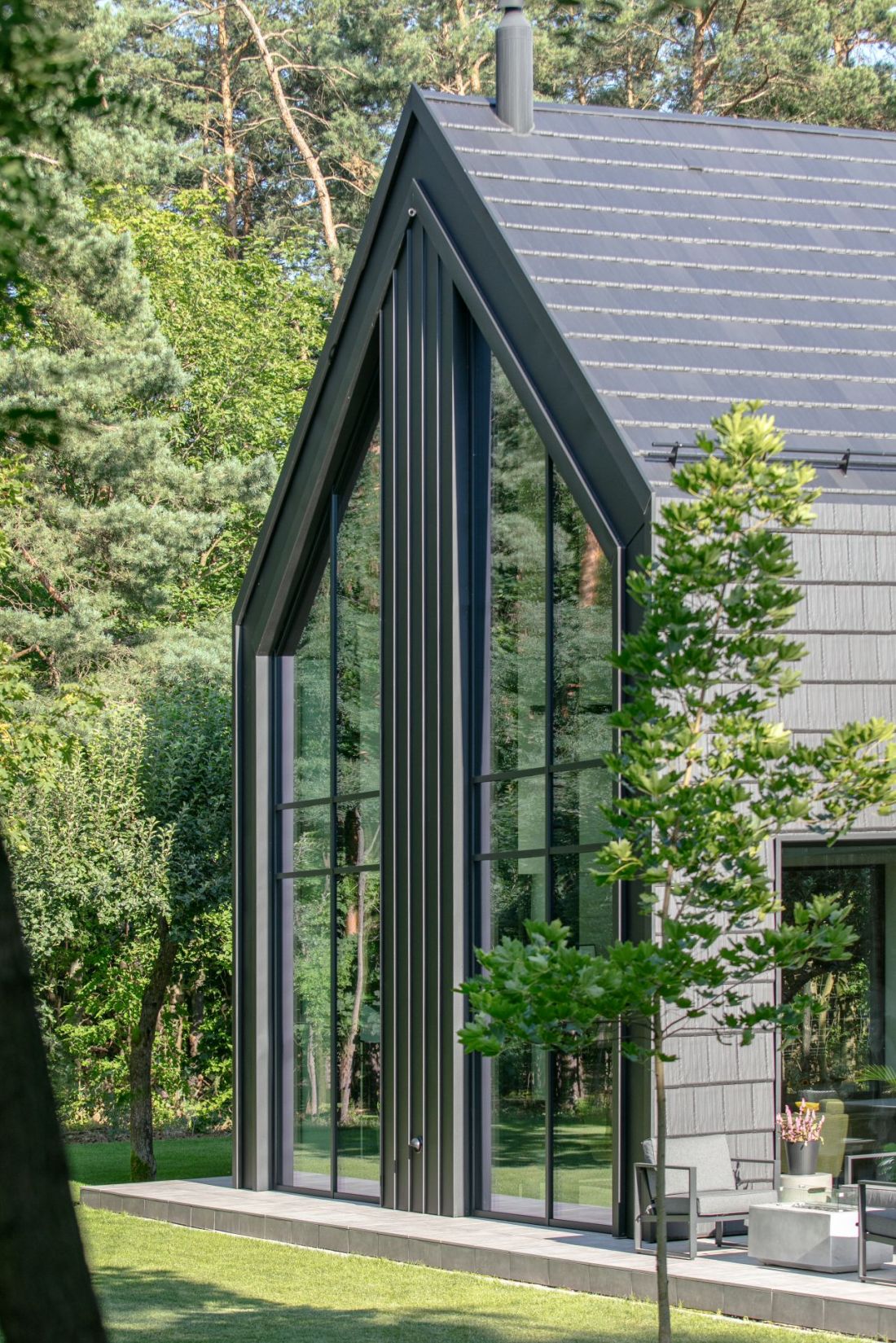 Dom na skraju lasu to przykład architektury, która staje się pośrednikiem między człowiekiem a naturą
