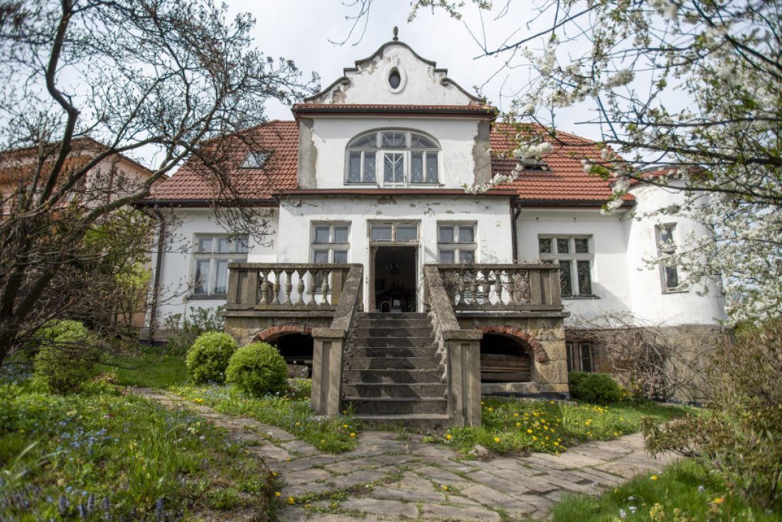 Fasada willi Krzyszkowskich w Myślenicach