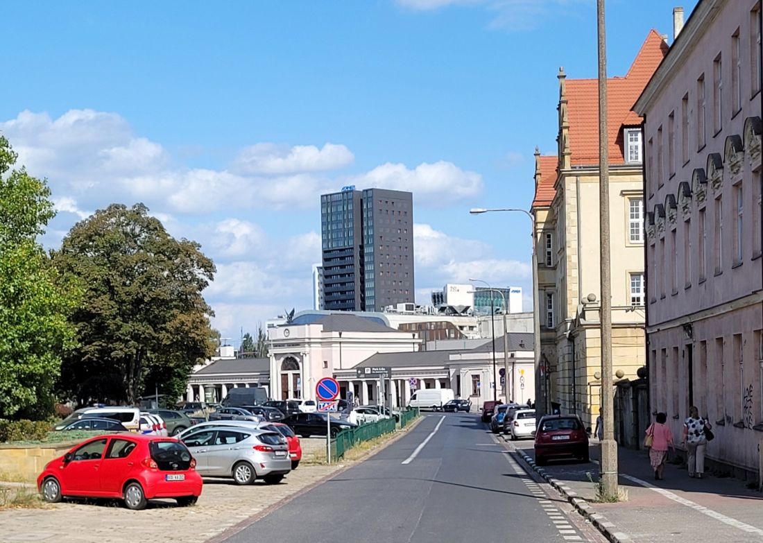 najwyższy budynek mieszkalny Poznania (72 m) przy ul. Towarowej, widok z ul. Głogowskiej przez pawilon Dworca Zachodniego
