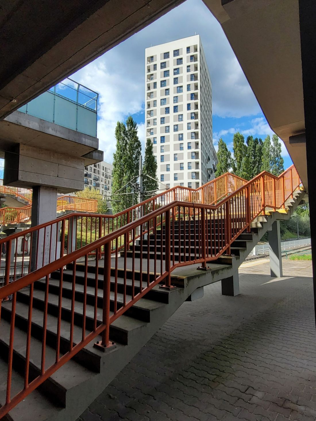 wieżowiec zespołu mieszkalnego UP2U, skrzyżowanie ul. Słowiańskiej i Mieszka I,