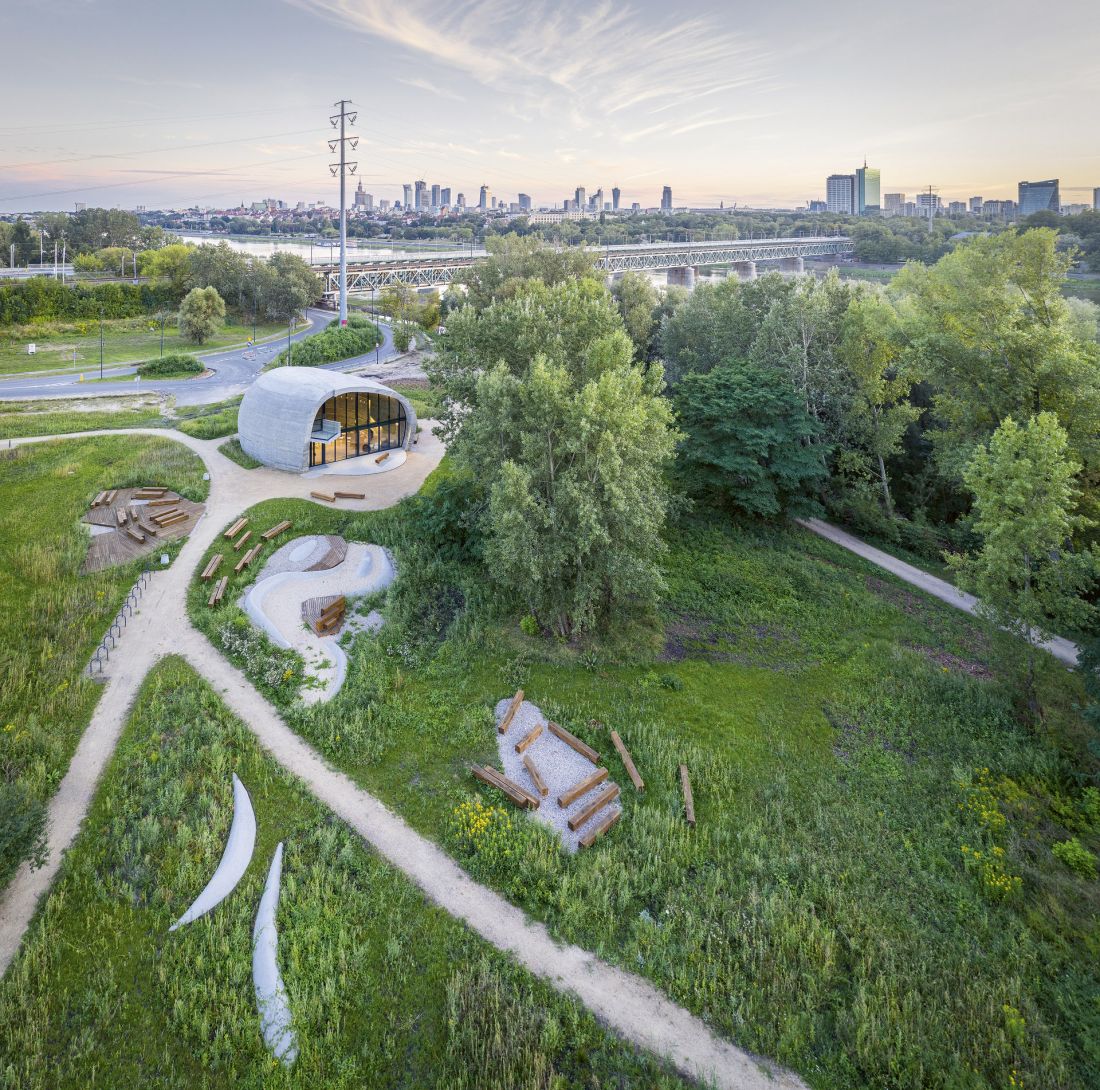 zieleń otacza Pawilon Edukacyjny Kamień (proj.: eM4 . Pracownia Architektury . Brataniec)