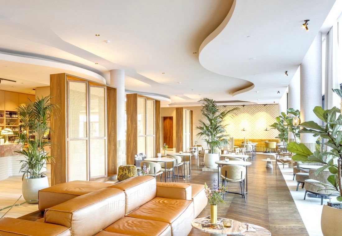 Orientalne akcenty w hotelu Van der Valk Eindhoven-Best współgrają z firmowym znakiem sieci – kolorowym tukanem
