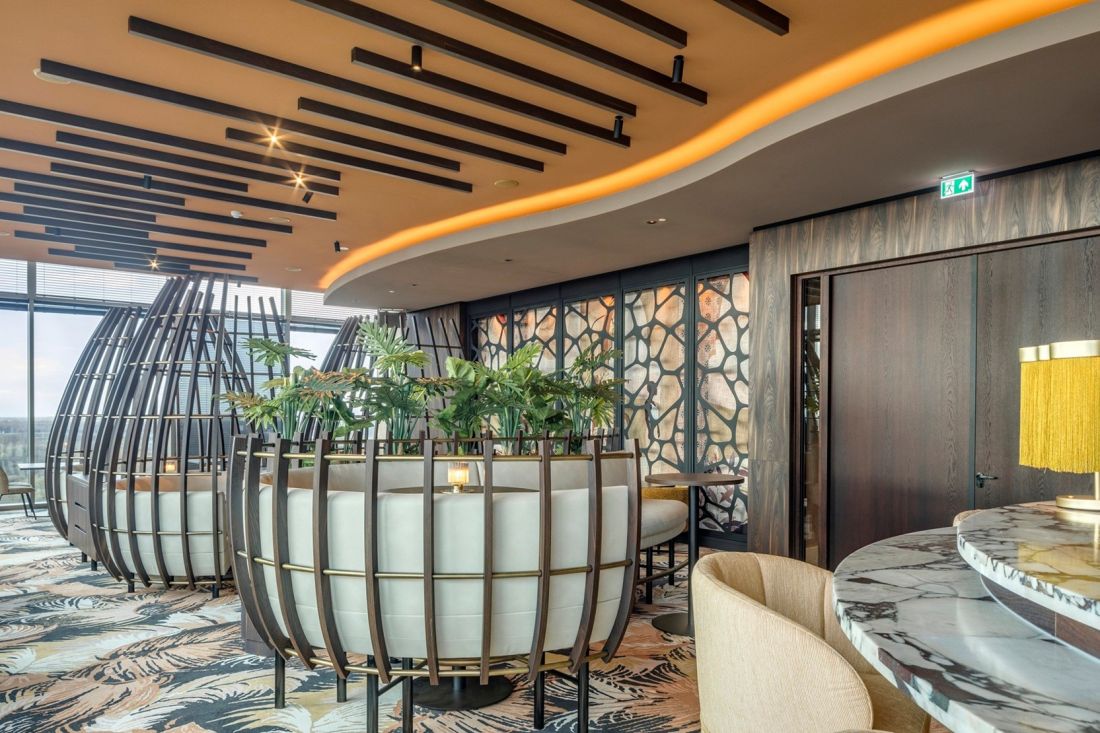 Hotel Eindhoven-Best zlokalizowany jest wprawdzie w mieście, ale design sprawia, że można się tu poczuć jak na wakacjach w tropikach