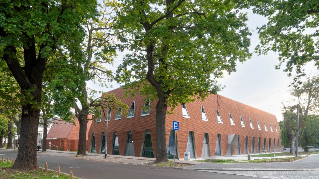 Ośrodek – będą w nim odbywały się szkolenia dla lekarzy - składa się z dwóch pawilonów o prostych kształtach z okładziną z płaskiej dachówki ceramicznej i cegły. 