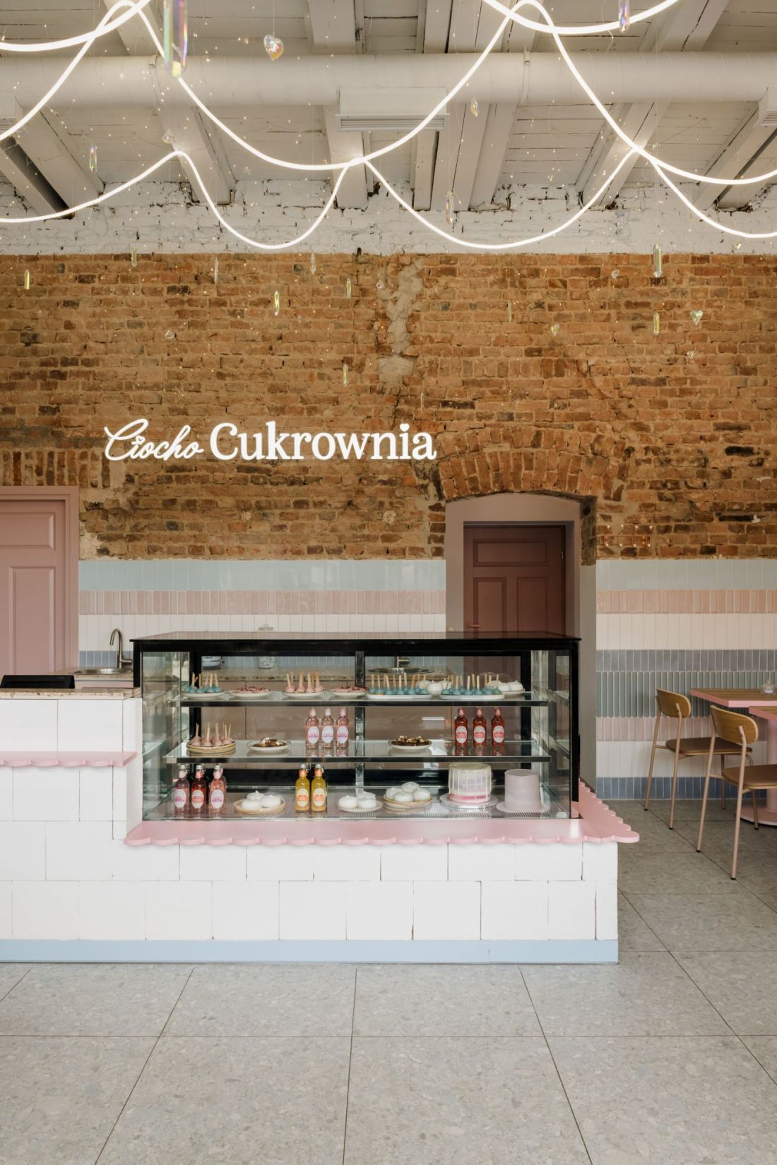 bar zbudowany z surowych, pomalowanych na biało pustaków, które wyglądają jak konstrukcja z kostek cukru