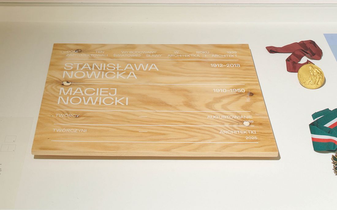 tabliczka informująca o tym, że współautorką Domu Turysty w Augustowie była architektka Stanisława Nowicka, dotąd wymieniony był jedynie Maciej