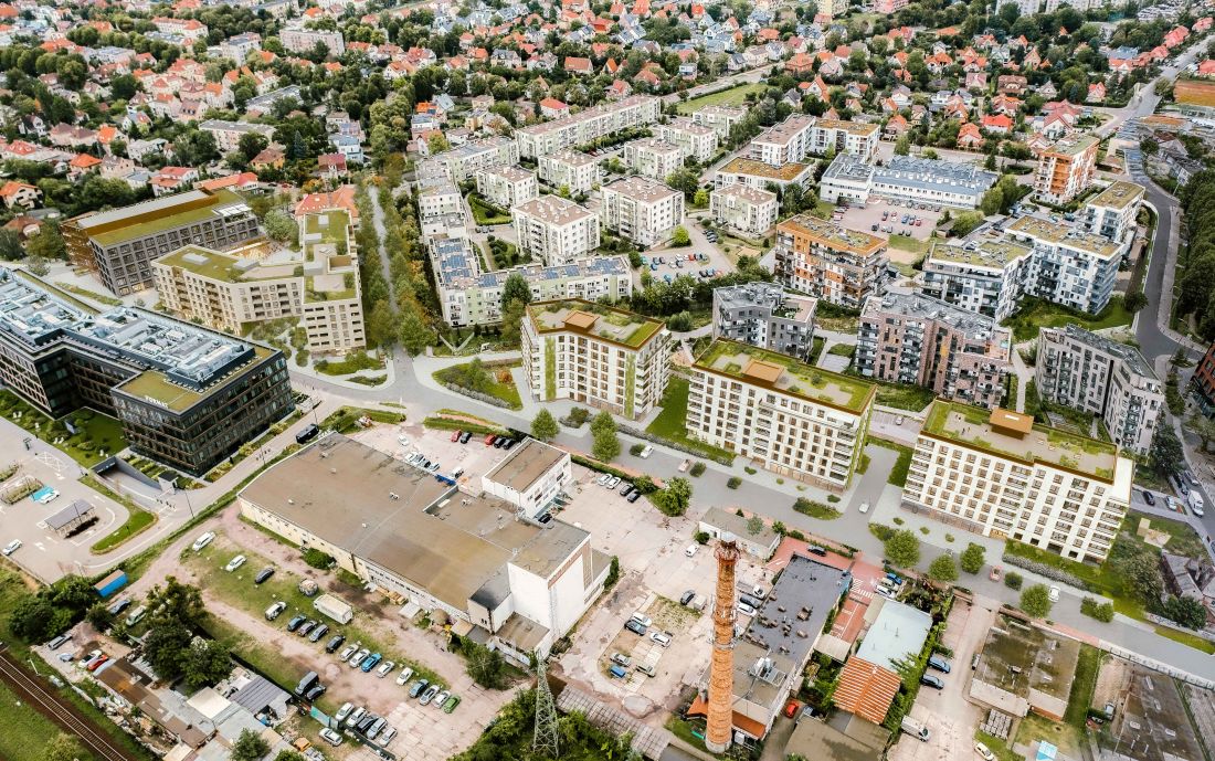 Po prawej - Droszyńskiego 14, po lewej - 8-11 na tle istniejącej zabudowy