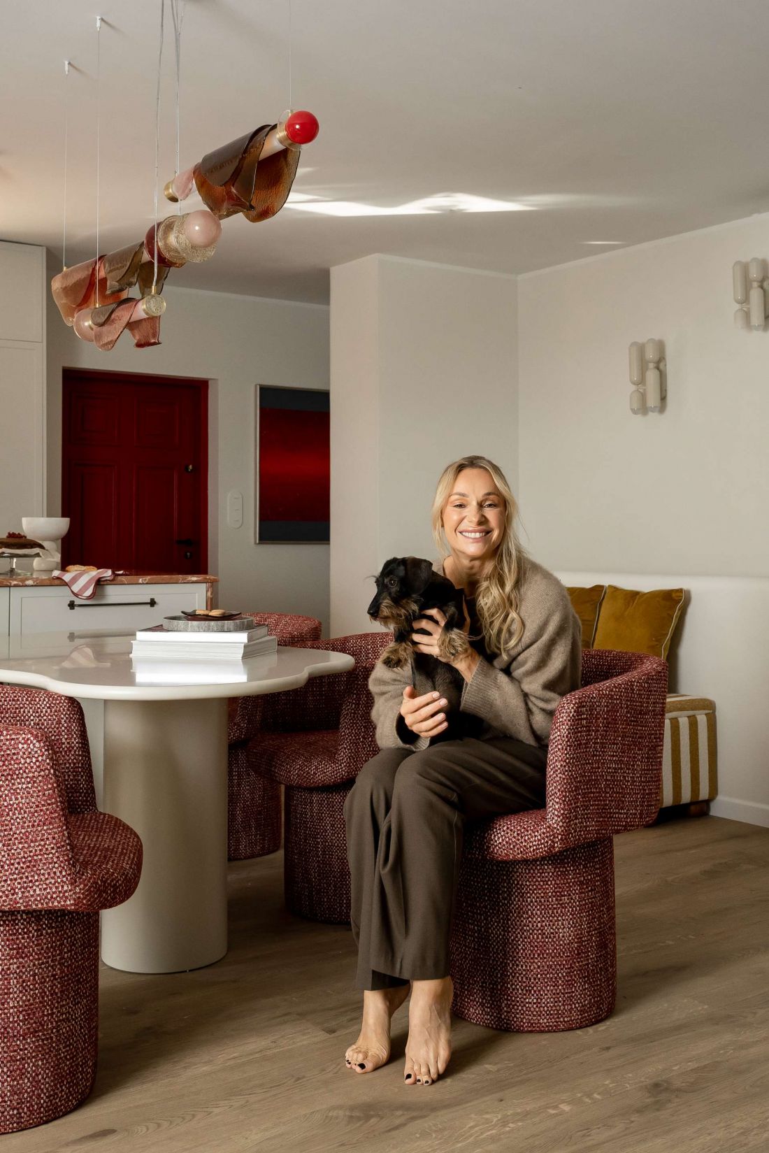 Sonia Bohosiewicz na tle lampy zaprojektowanej przez Edytę Barańską