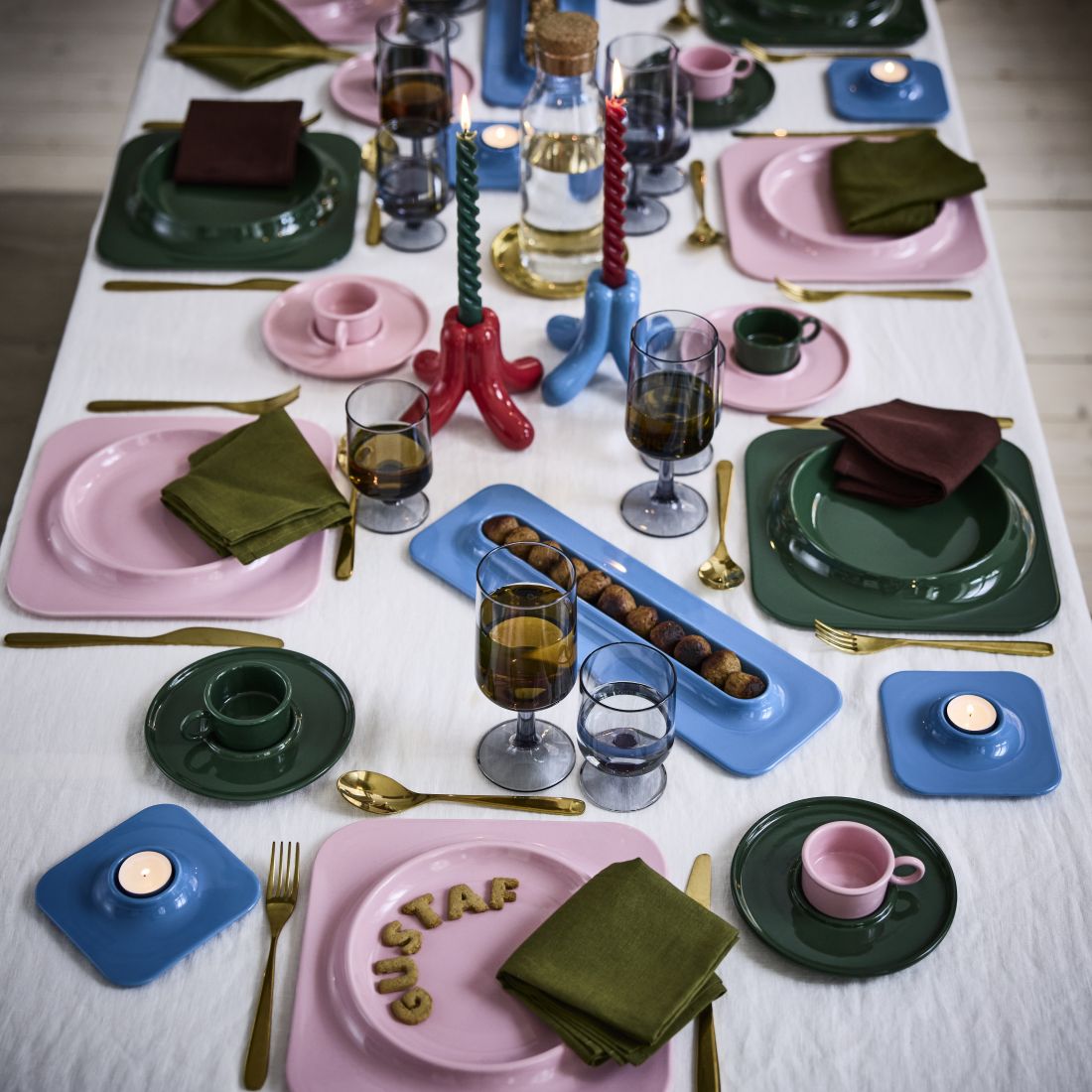 Kolekcja Westmana dla IKEA obejmuje 12 elementów - od porcelany, przez świeczniki i lampiony, po nietypowy wazon