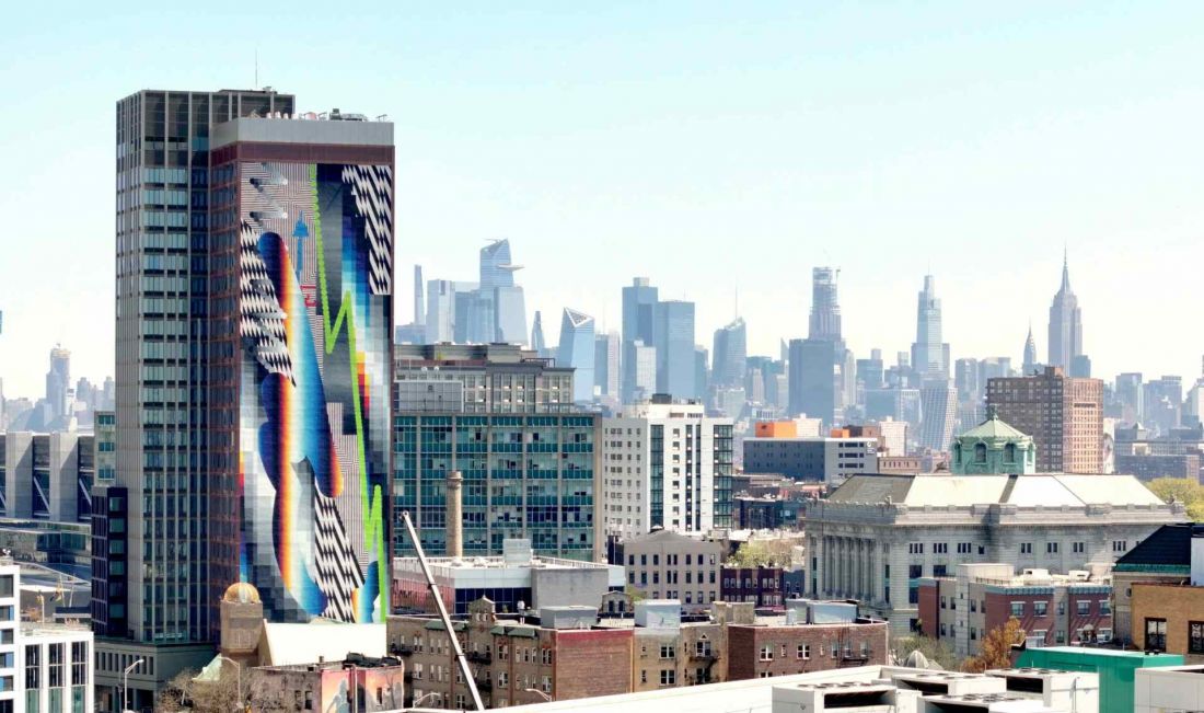 Na ścianie wieżowca znajduje się monumentalny mural Felipe Pantone”a