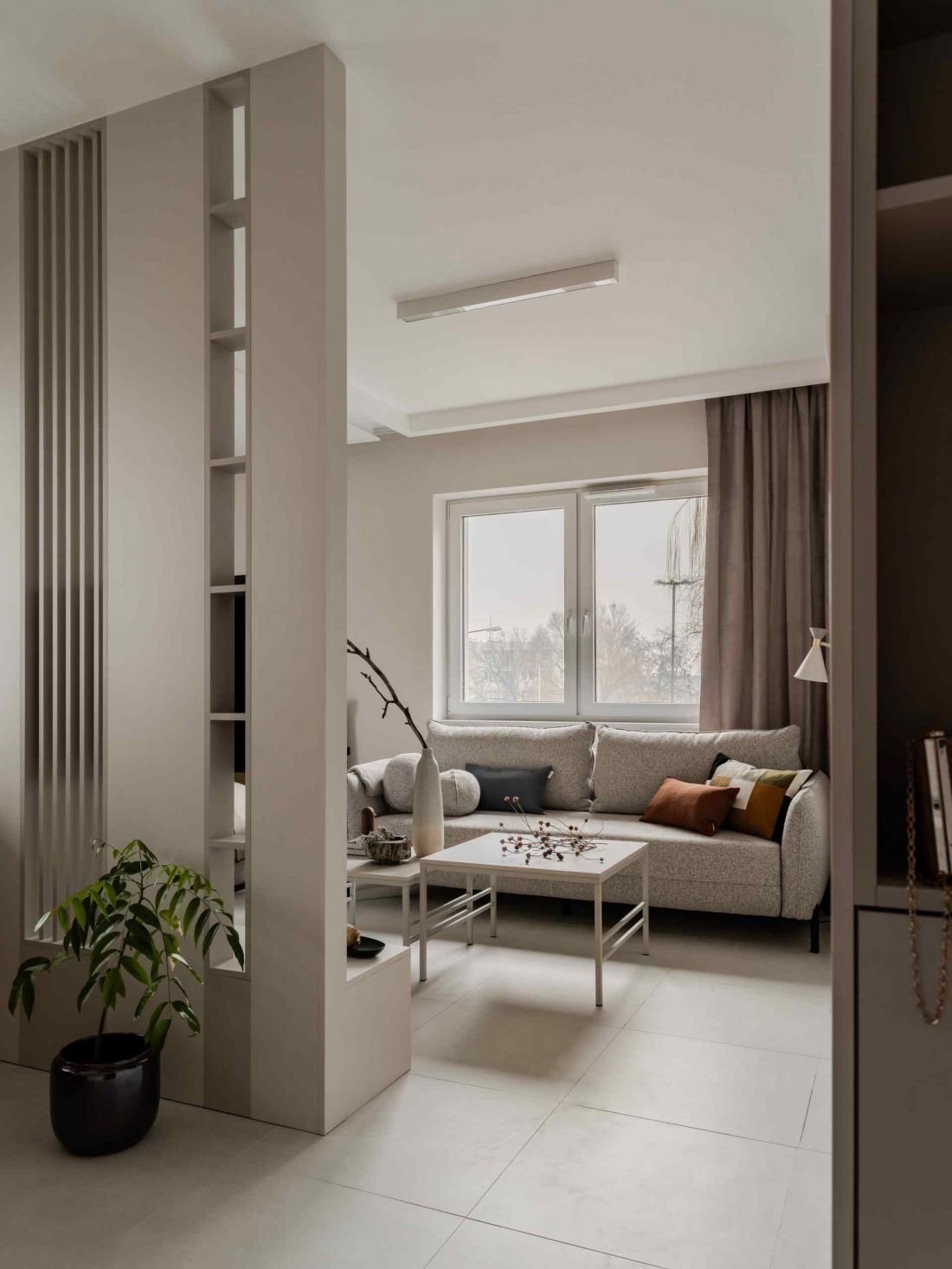 Architekci zdecydowali się oprzeć projekt na minimalistycznej estetyce i monochromatycznej palecie barw