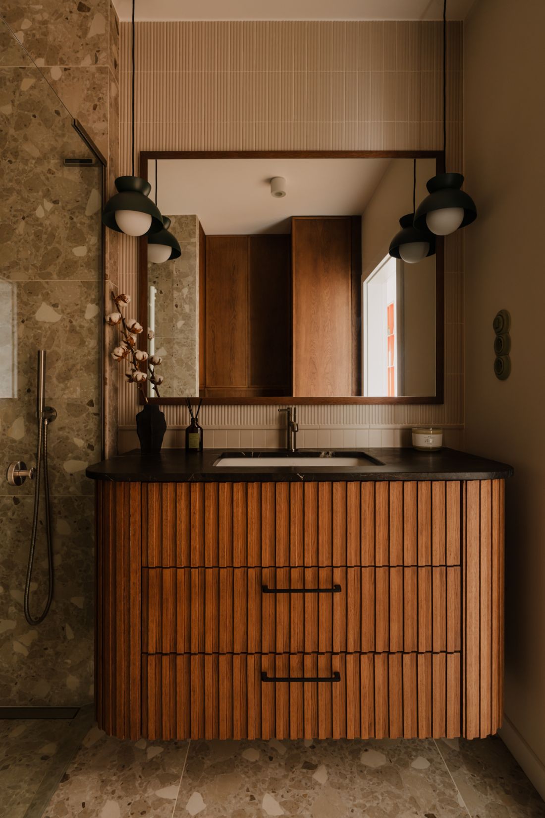 W łazience królują ciemne, naturalne materiały 