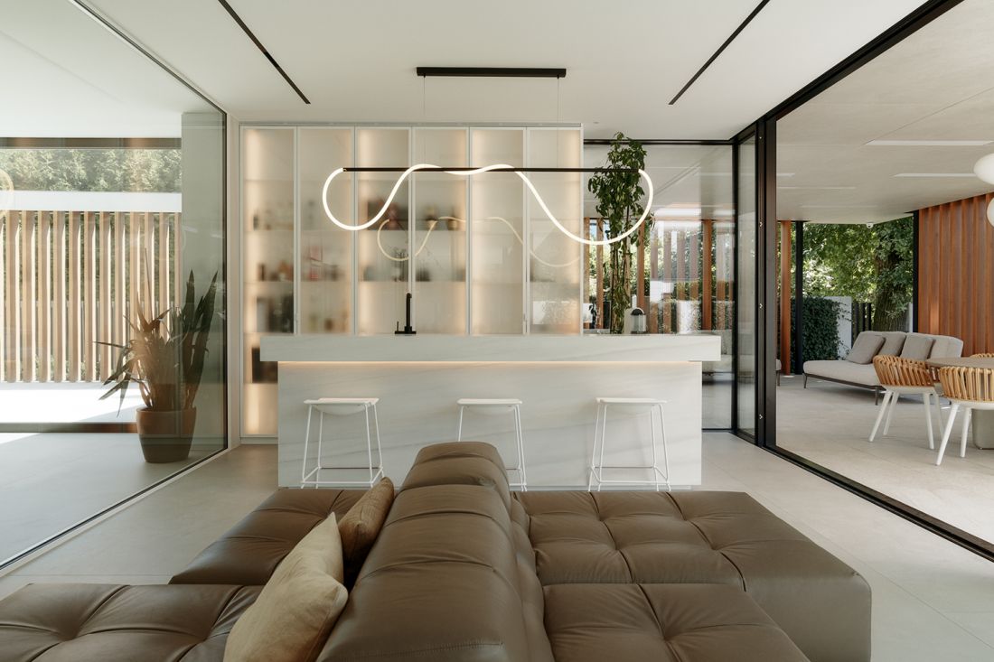 Wnętrza Inside Out Villa są materialnym wyrazem filozofii quiet luxury