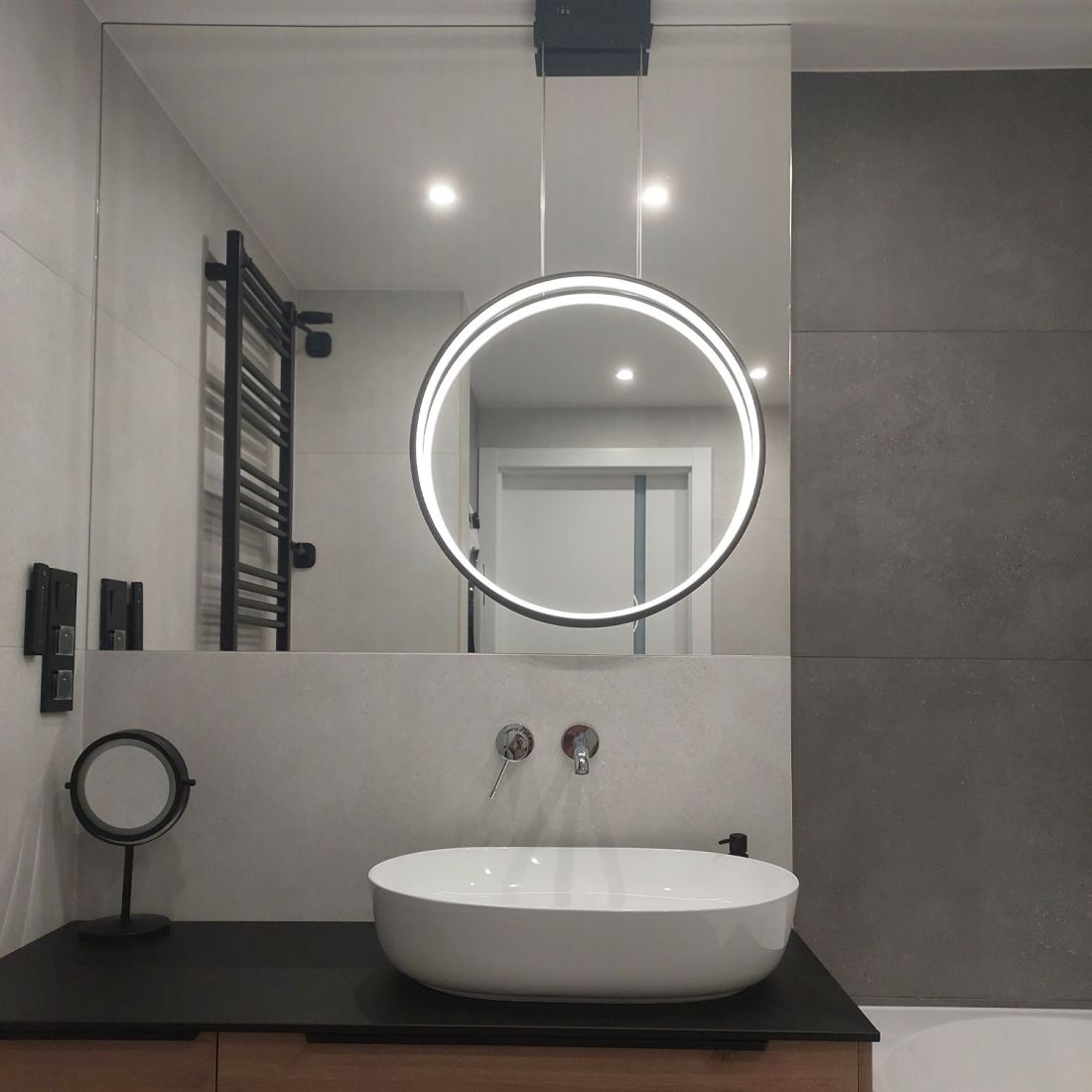 Lampa wisząca ring Led Moon idealna do oświetlenia lustra od LEDesign