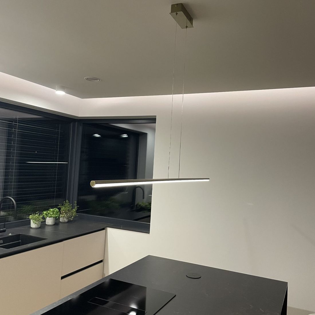 Minimalistyczna lampa liniowa Led Line nad wyspą kuchenną od LEDesign