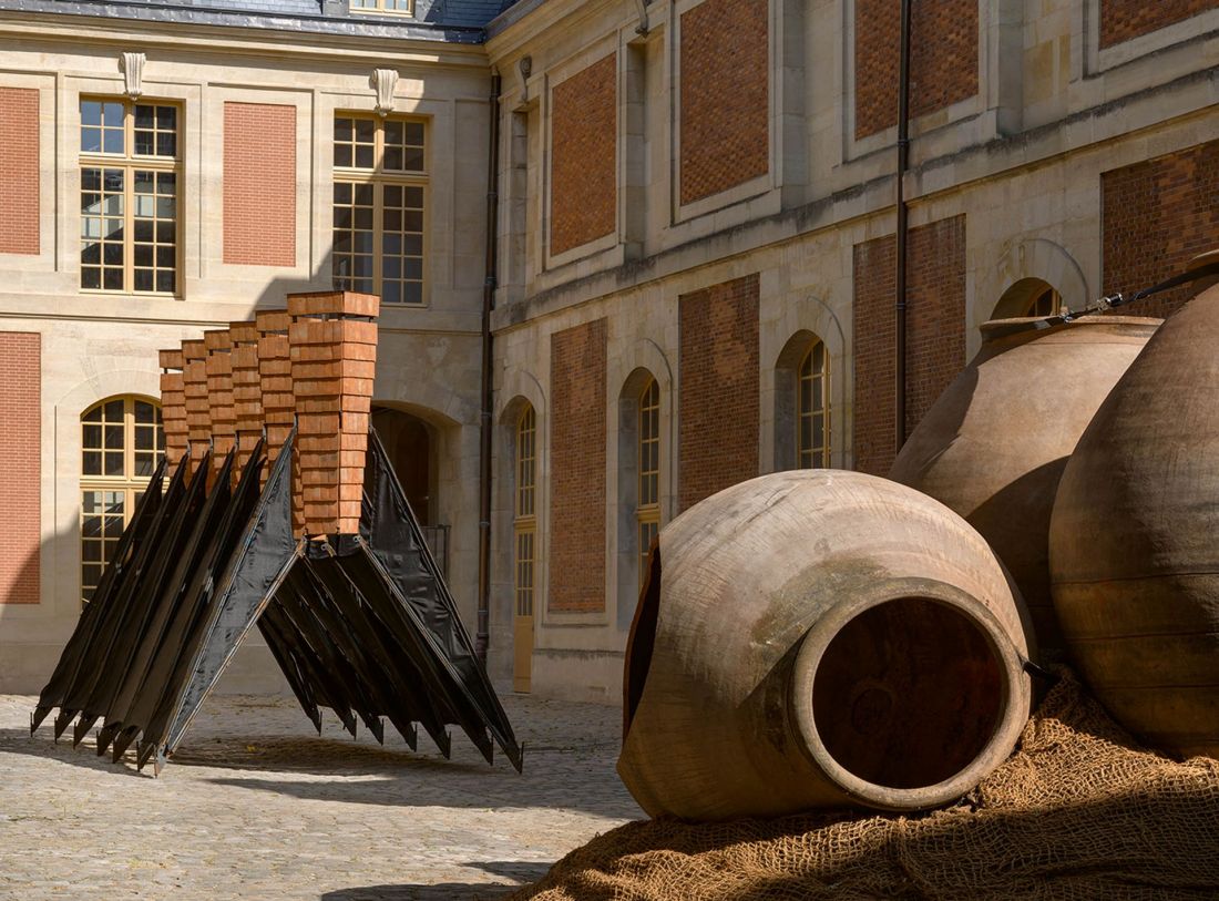 fragmenty trzeciej edycji BAP! Biennale d”architecture et de paysage w 2025 roku, która odbyła się w Wersalu; tematem przewodnim było „Żywe miasto”, a kuratorami architekci Sana Frini i Philippe Rahm