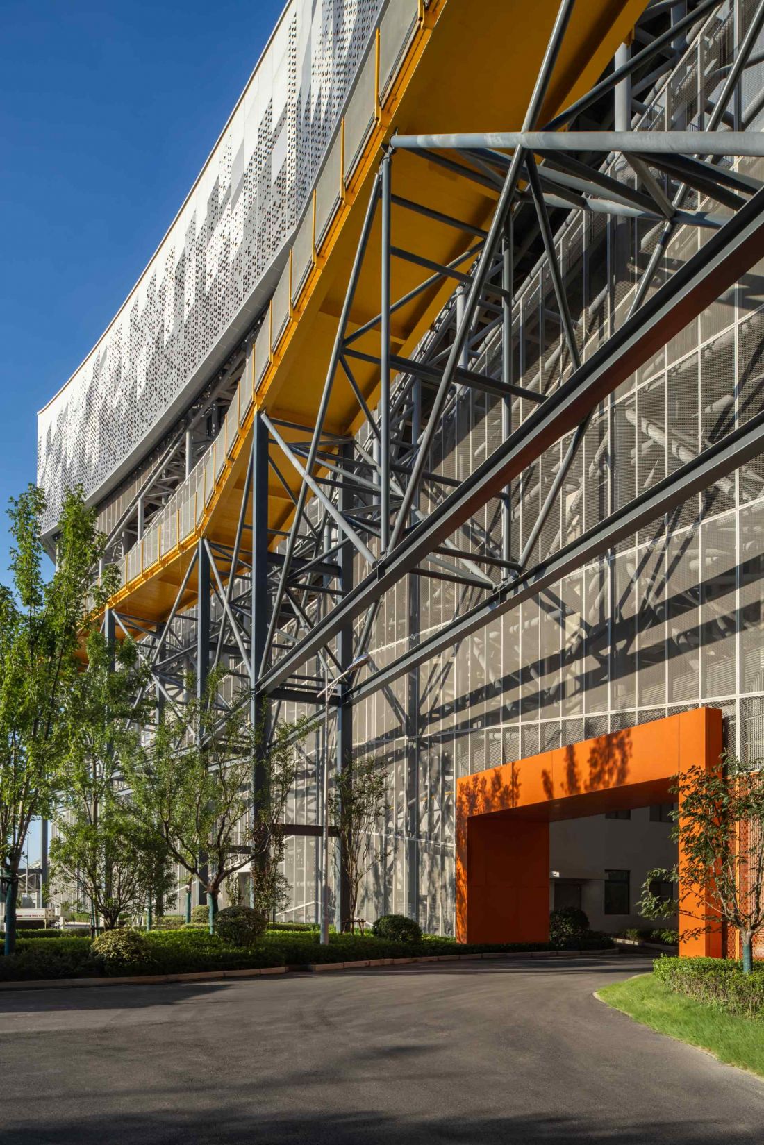 Centrum w Baoshan pokazuje, że infrastruktura przemysłowa nie musi być izolowana od życia miasta