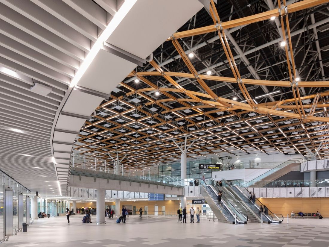 Przyjazna akustyka powinna być must have projektowania niezależnie czy wnętrze to wielka zatłoczona hala na lotnisku, czy spokojna biblioteka. Airport Split Chorwacja
