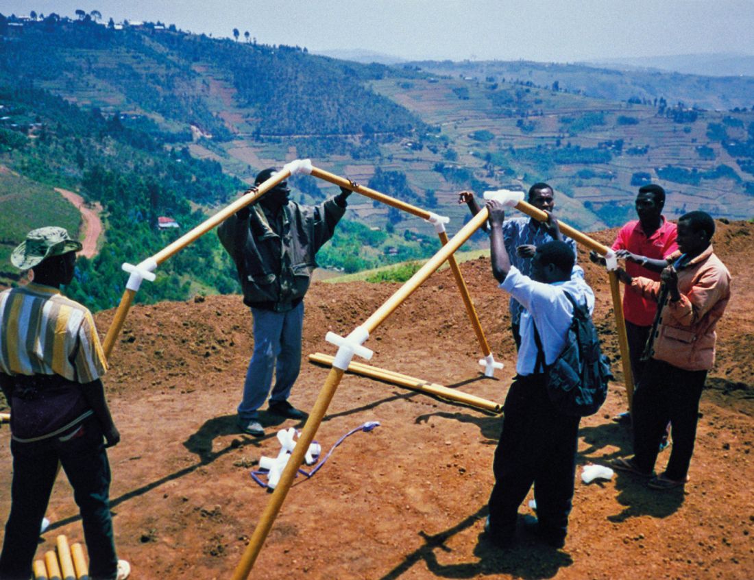 schronienie tymczasowe z papierowych tub dla United Nations High Commissioner for Refugees (UNHCR), Rwanda, 1999 