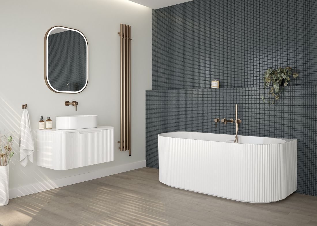 Hamnes - szafka 100 cm podumywalkowa wisząca z blatem biały mat (68673000) Hamnes - wanna przyścienna 160x75 cm biała (12025000) Lom Thin - umywalka nablatowa z powłoką SmartClean biała (40827000)