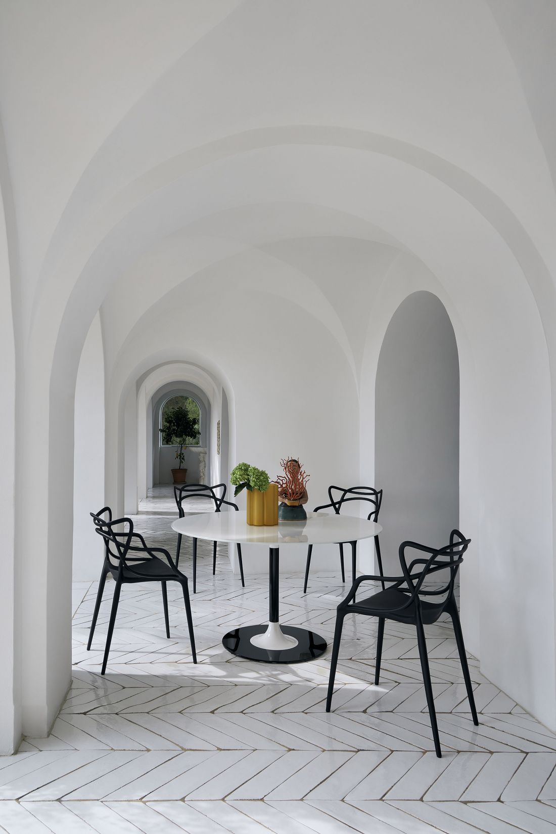 Kultowe krzesła Masters, projekt Philippe Starck
