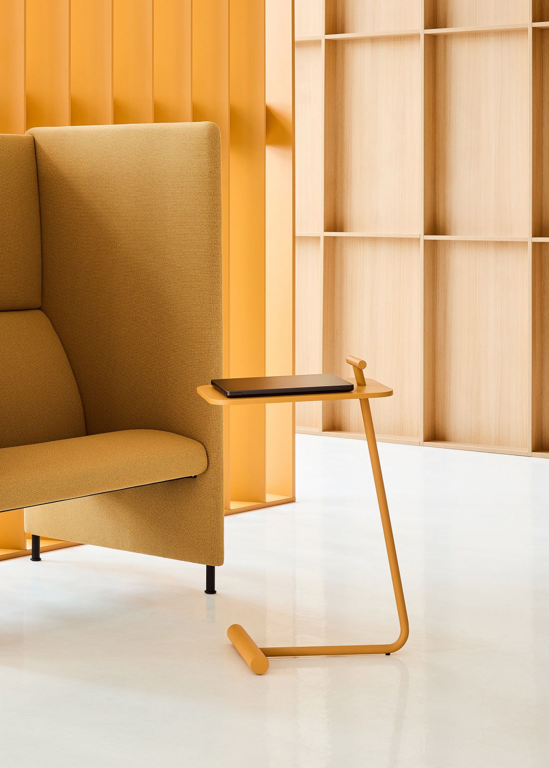 Sofa Plus, design: Piotr Kuchciński; Stolik Anker, design: Maja Ganszyniec Studio