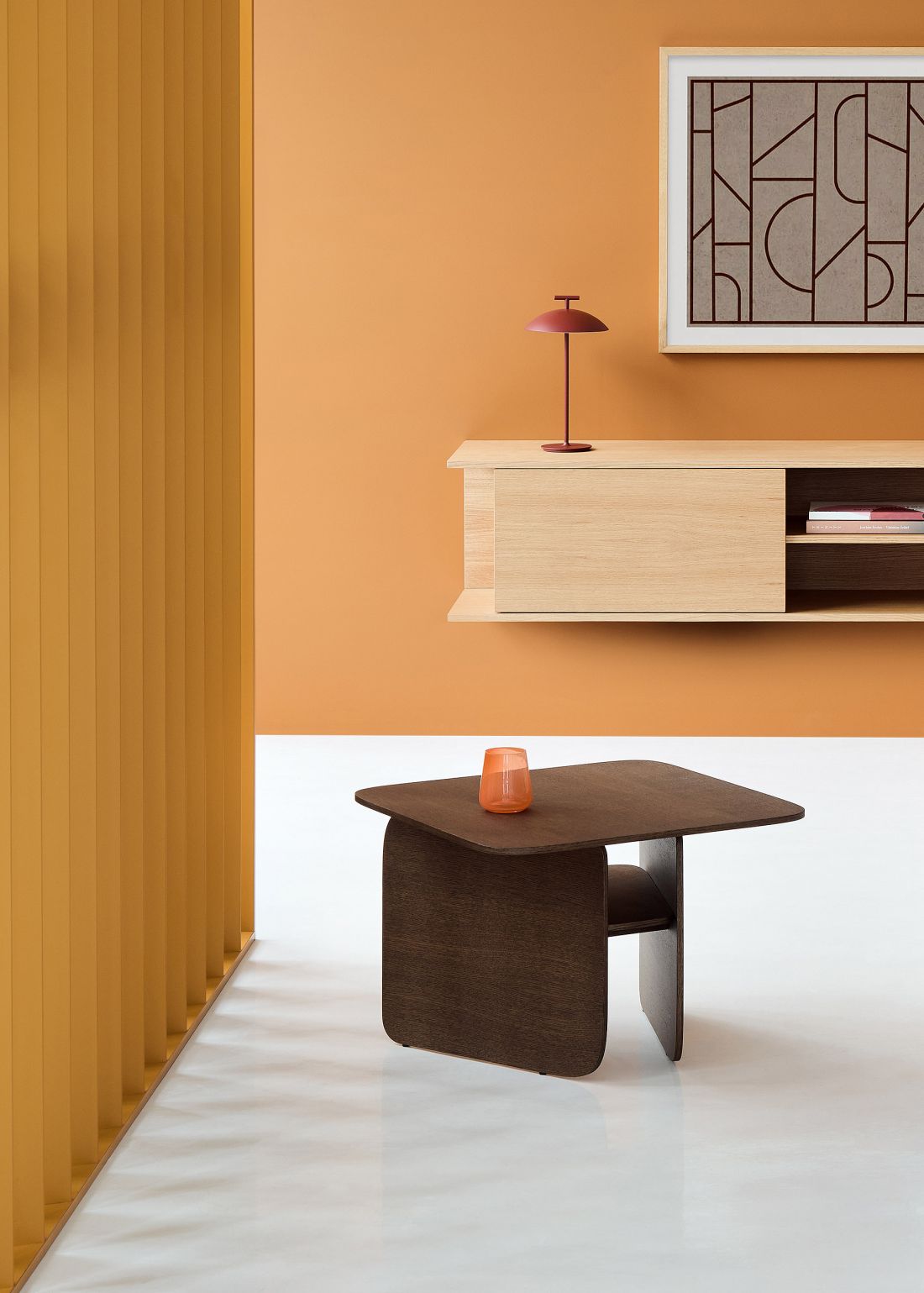 Stolik Carde, design: Maja Ganszyniec Studio; szafka RTV Tivi, design: Piotr Kuchciński