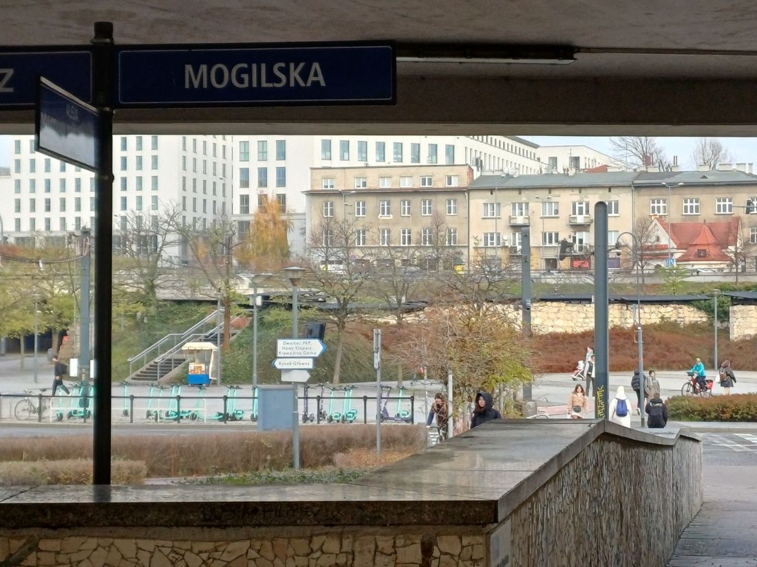 na rondzie Mogilskim brakuje intuicyjnych oznaczeń dla pieszych i rowerzystów