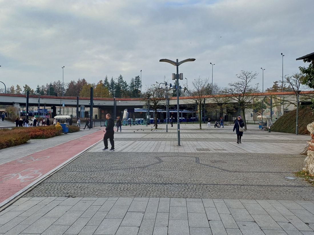 na rondzie Mogilskim brakuje intuicyjnych oznaczeń dla pieszych i rowerzystów