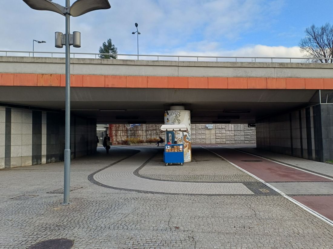 na rondzie Mogilskim brakuje intuicyjnych oznaczeń dla pieszych i rowerzystów