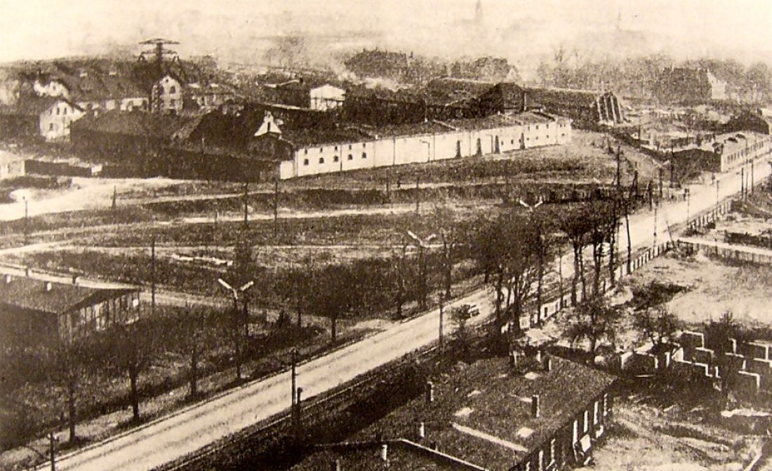 Obiekt przemysłowy na miejscu dzisiejszej hali widowiskowej Spodek, widziany z Koszutki. Ulica na zdjęciu to obecna al. Korfantego, lata 1955-1960