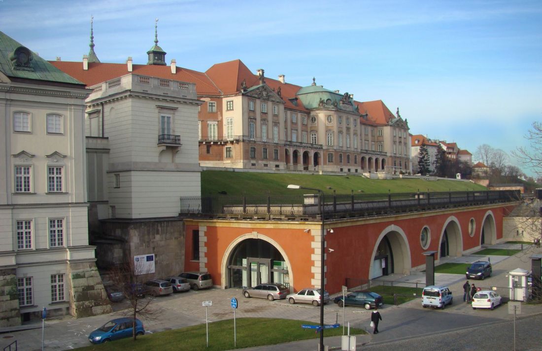 Arkady Kubickiego przed wschodnią fasadą Zamku Królewskiego (2009)