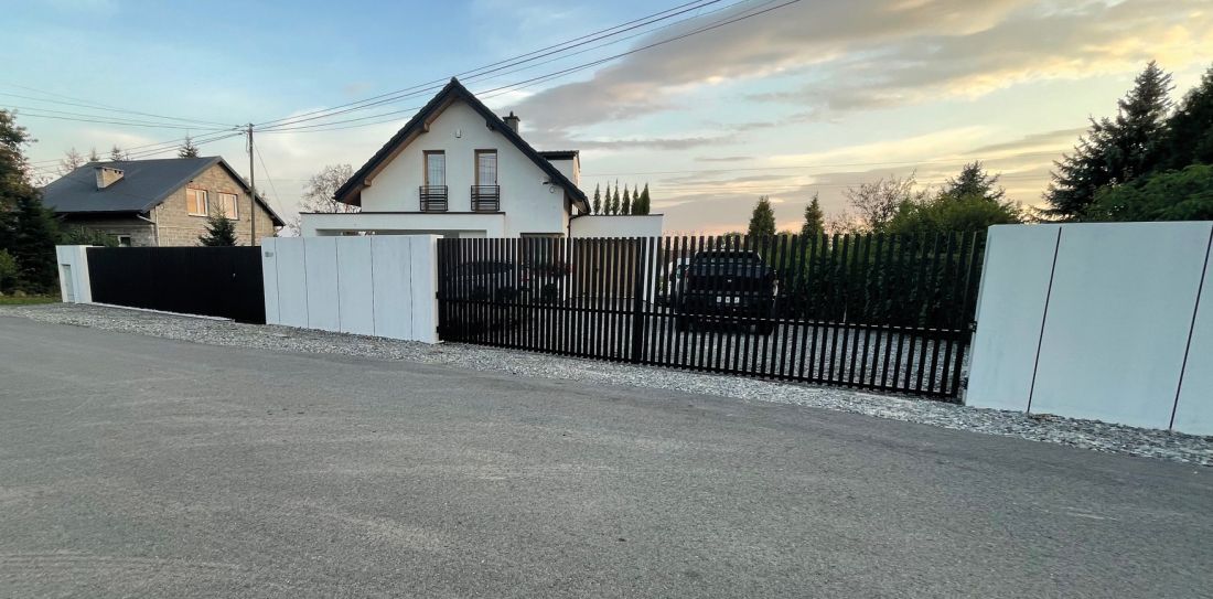 Ogrodzenie „grzebieniowe” – kompozycja z betonem architektonicznym