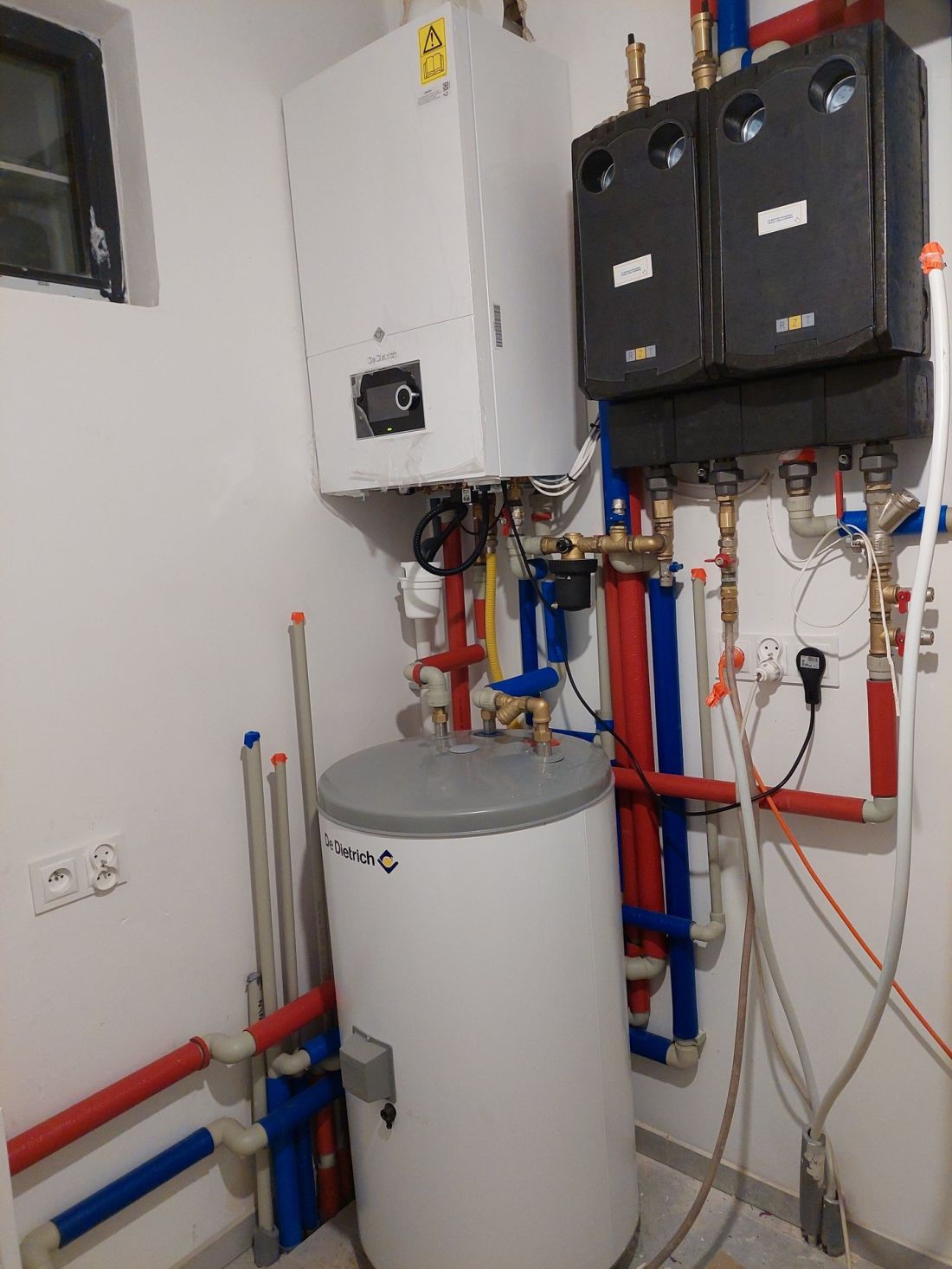 Realizacja w Warszawie - Kompletny system grzewczy oparty na gazowym kotle kondensacyjnym Virtuens Smart 24 kW oraz podgrzewaczu c.w.u. AQUAvie 125 l