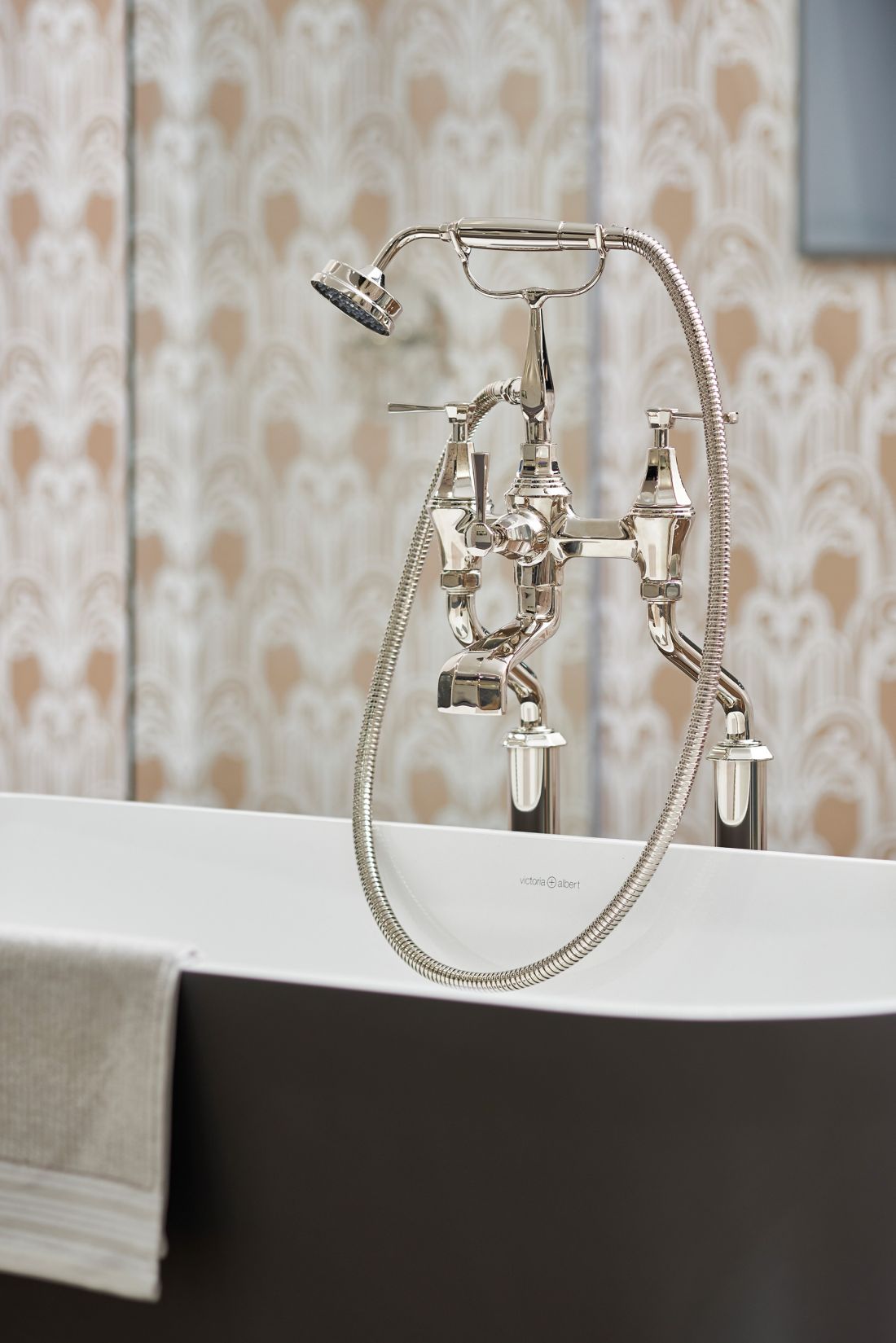 P&R Wolnostojąca bateria wannowa DECO. V+A Quarrycast™ Wanna wolnostojąca VETRALLA 1500 malowana w kolorze RAL7021
