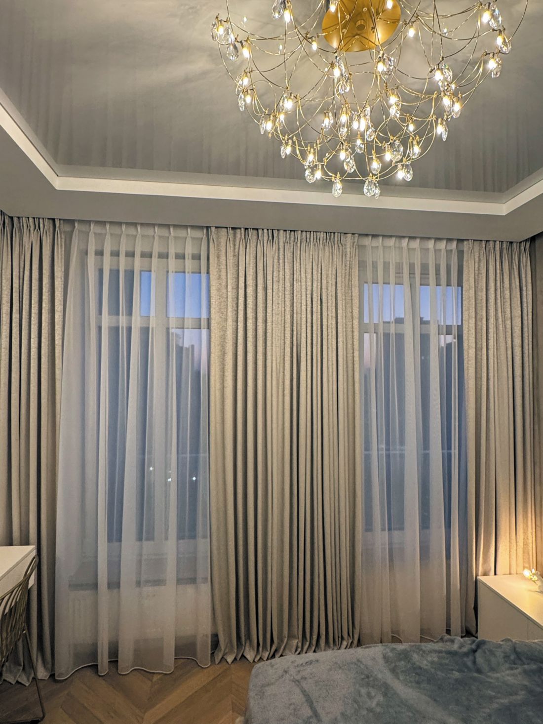 Firany i <span style='color: var(--color-header);'><span style='color: var(--color-header);'><span style='color: var(--color-header);'><span style='color: var(--color-header);'>zasłony</span></span></span></span> w apartamencie, materiały: metaliczna, połyskliwa tkanina Spark, zwiewna i transparentna tkanina Festival