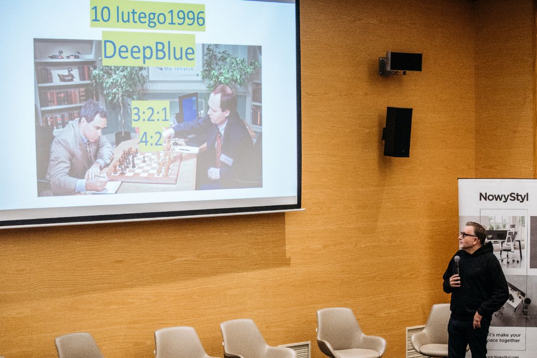 Wojciech Gwizdak (SWOIA) rozpoczął konferencję szerokim przeglądem rozwoju sztucznej inteligencji